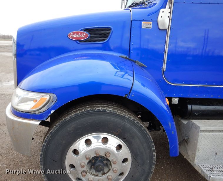 image for item JK9434 2007 Peterbilt 335  hook lift truck