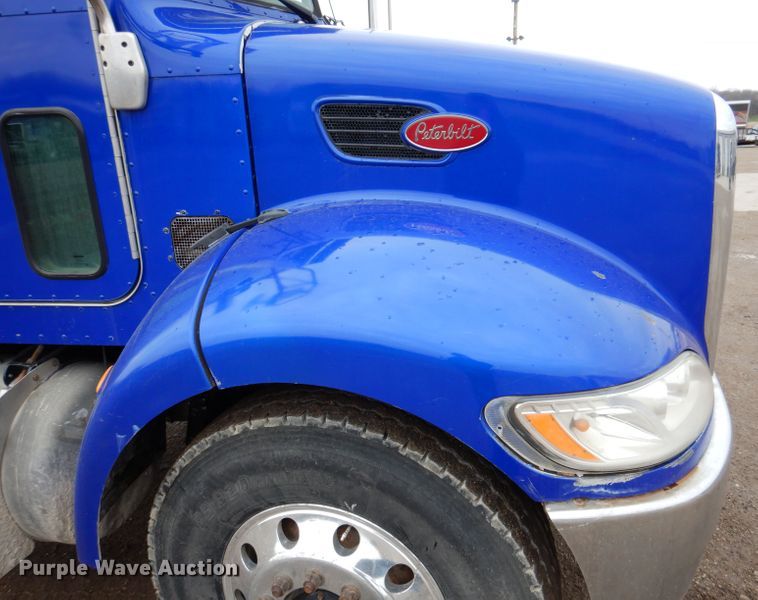 image for item JK9434 2007 Peterbilt 335  hook lift truck