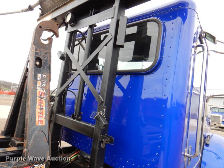 image for item JK9434 2007 Peterbilt 335  hook lift truck