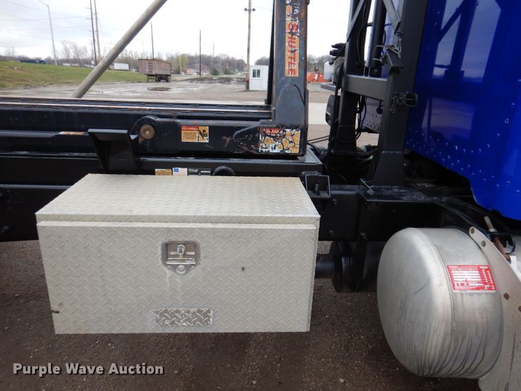 image for item JK9434 2007 Peterbilt 335  hook lift truck