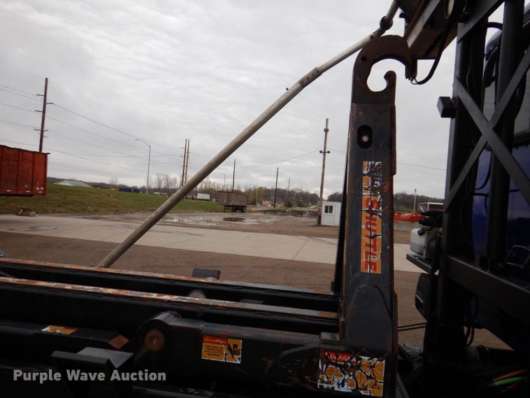 image for item JK9434 2007 Peterbilt 335  hook lift truck