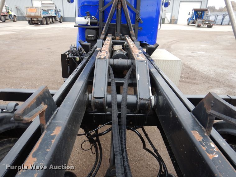 image for item JK9434 2007 Peterbilt 335  hook lift truck