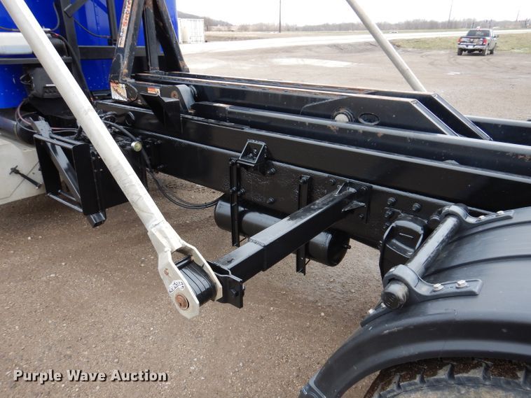 image for item JK9434 2007 Peterbilt 335  hook lift truck