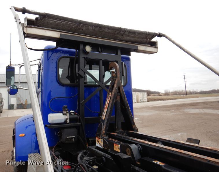 image for item JK9434 2007 Peterbilt 335  hook lift truck