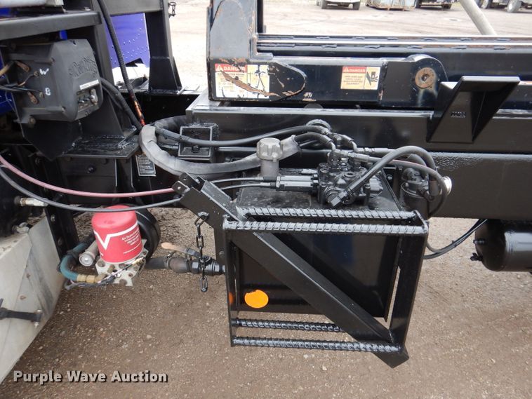 image for item JK9434 2007 Peterbilt 335  hook lift truck