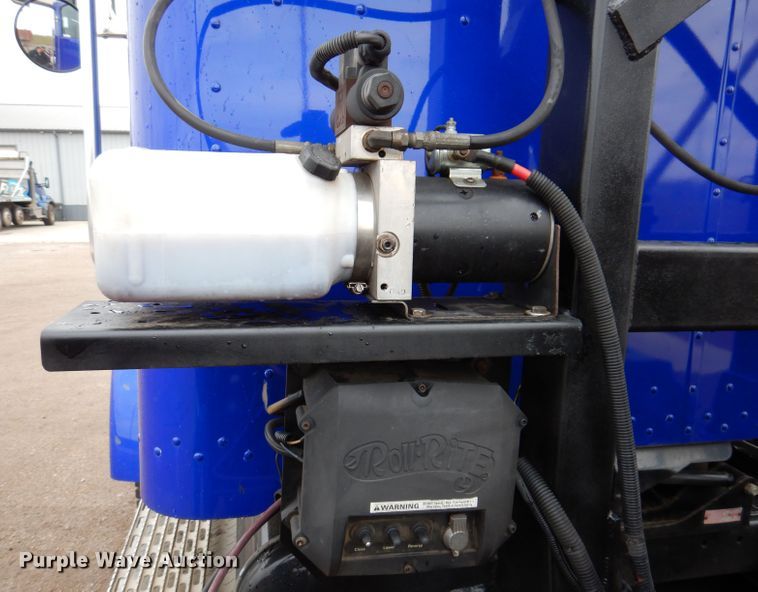 image for item JK9434 2007 Peterbilt 335  hook lift truck