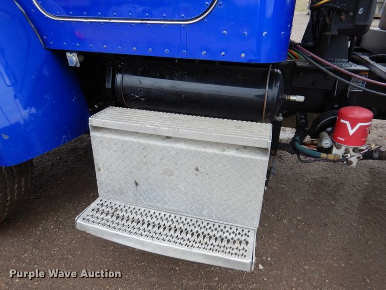 image for item JK9434 2007 Peterbilt 335  hook lift truck