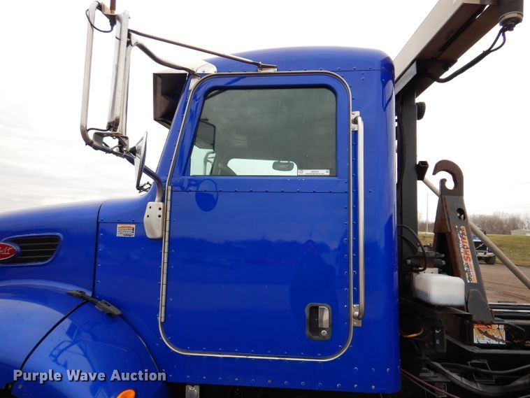 image for item JK9434 2007 Peterbilt 335  hook lift truck