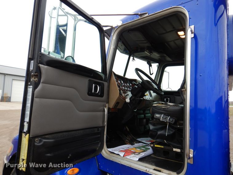 image for item JK9434 2007 Peterbilt 335  hook lift truck