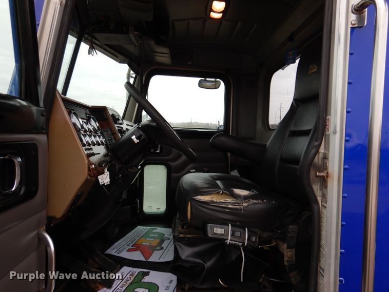 image for item JK9434 2007 Peterbilt 335  hook lift truck