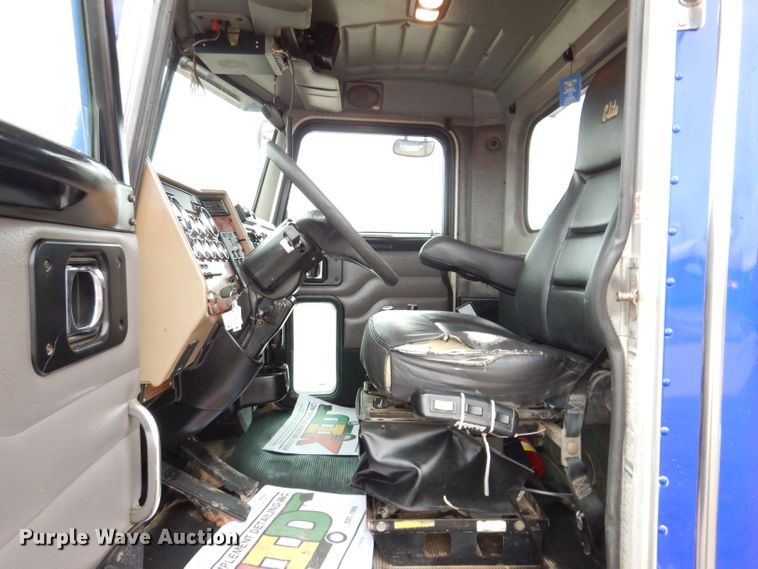 image for item JK9434 2007 Peterbilt 335  hook lift truck