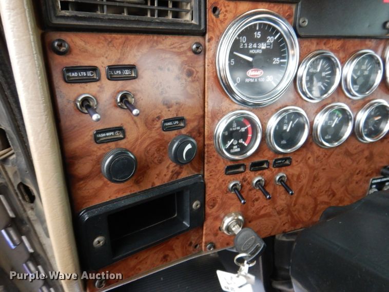 image for item JK9434 2007 Peterbilt 335  hook lift truck