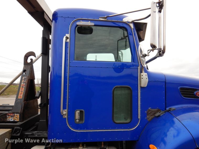 image for item JK9434 2007 Peterbilt 335  hook lift truck