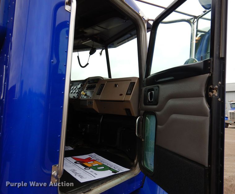 image for item JK9434 2007 Peterbilt 335  hook lift truck