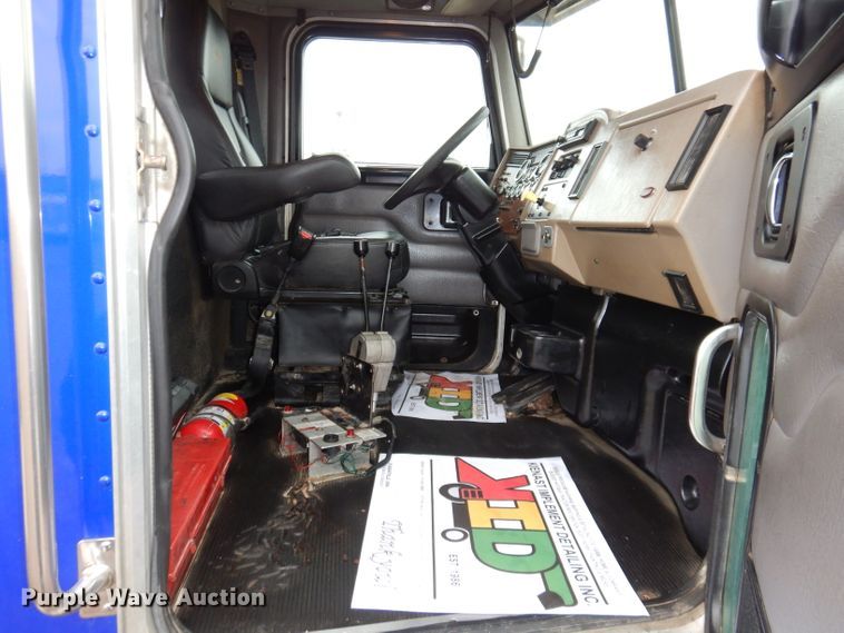 image for item JK9434 2007 Peterbilt 335  hook lift truck