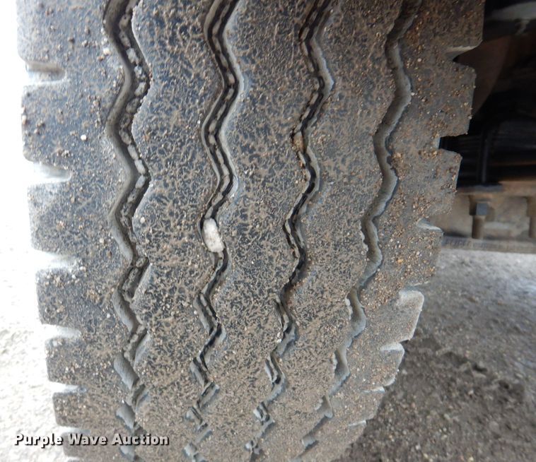 image for item JK9434 2007 Peterbilt 335  hook lift truck