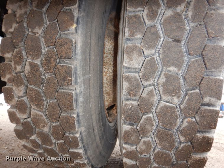 image for item JK9434 2007 Peterbilt 335  hook lift truck