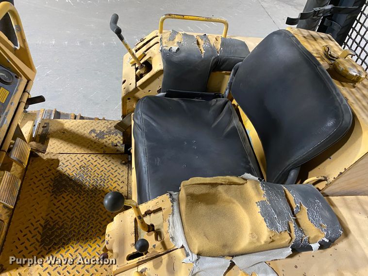 image for item JL9034 1984 John Deere 550A  dozer