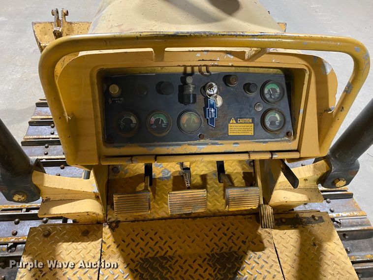 image for item JL9034 1984 John Deere 550A  dozer