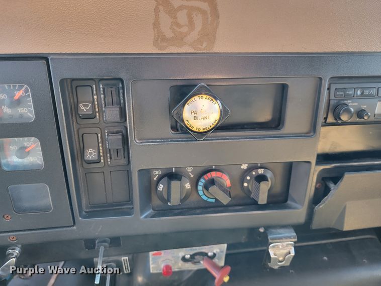 image for item JL9625 1992 International 4900  dump truck