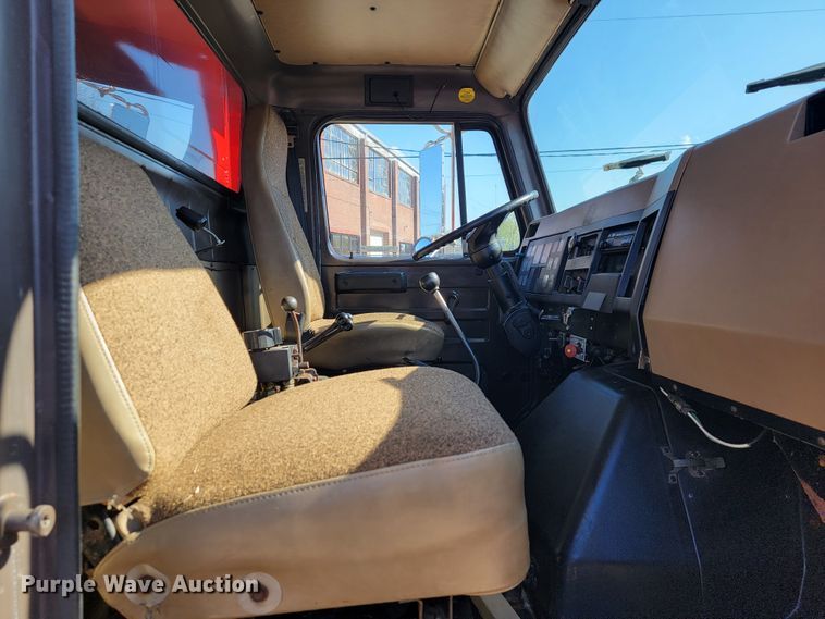 image for item JL9625 1992 International 4900  dump truck