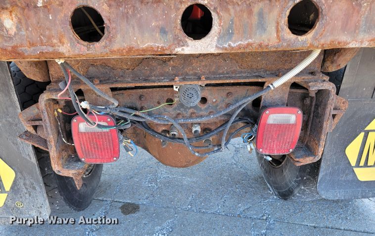 image for item JL9625 1992 International 4900  dump truck