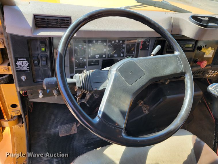 image for item JL9626 2000 International 4900  dump truck