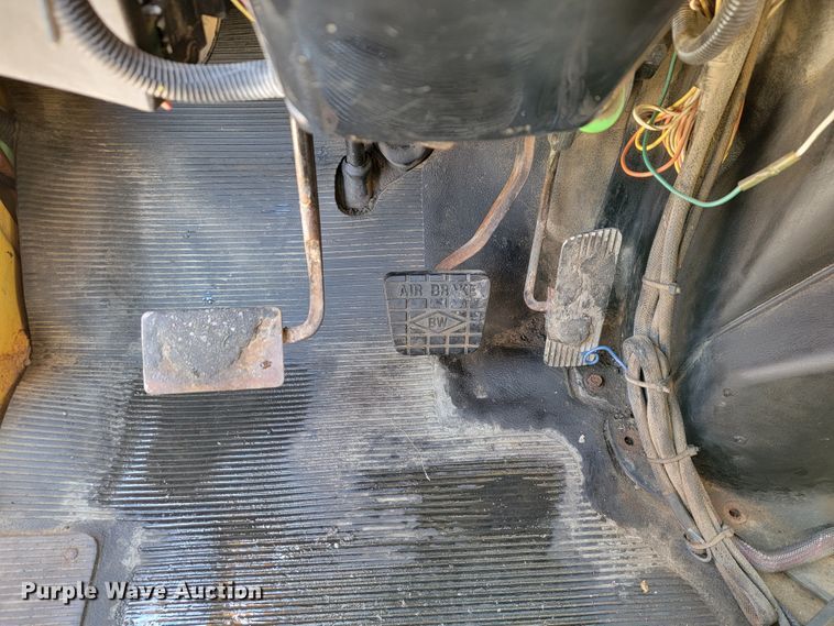 image for item JL9626 2000 International 4900  dump truck