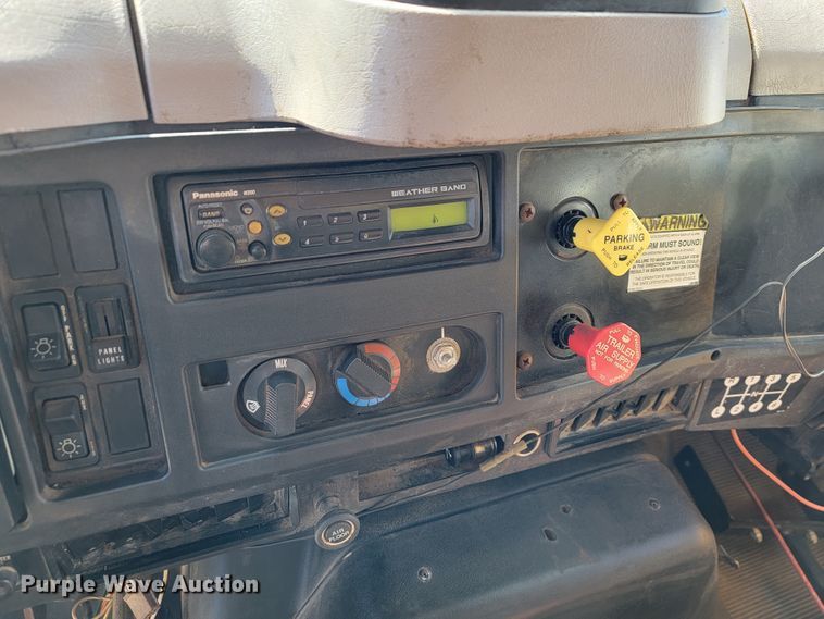 image for item JL9626 2000 International 4900  dump truck