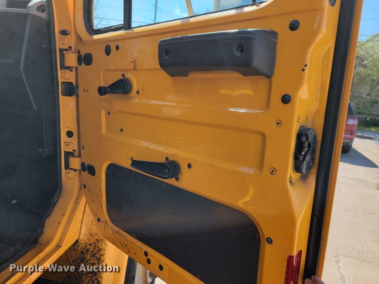 image for item JL9626 2000 International 4900  dump truck