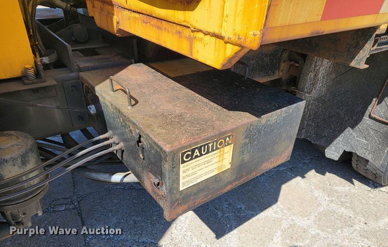 image for item JL9626 2000 International 4900  dump truck