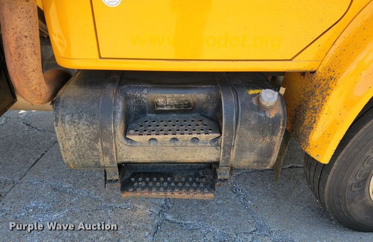 image for item JL9626 2000 International 4900  dump truck