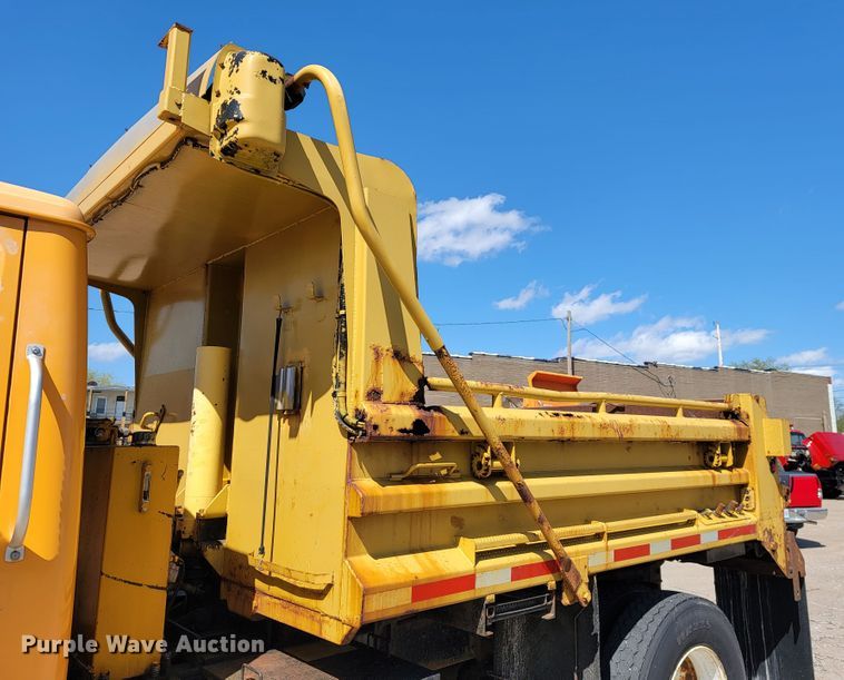 image for item JL9626 2000 International 4900  dump truck