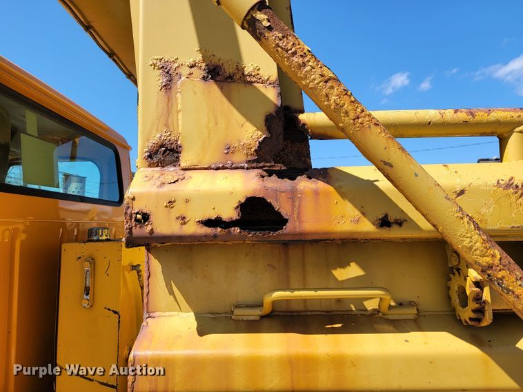 image for item JL9626 2000 International 4900  dump truck