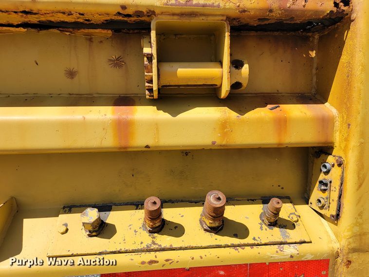 image for item JL9626 2000 International 4900  dump truck