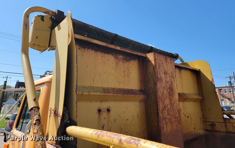 image for item JL9626 2000 International 4900  dump truck