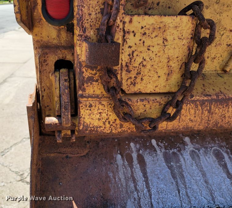 image for item JL9626 2000 International 4900  dump truck