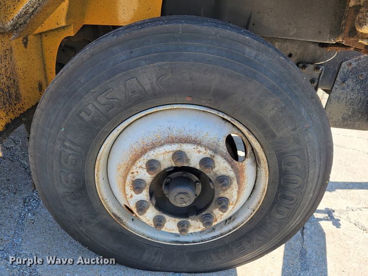 image for item JL9626 2000 International 4900  dump truck