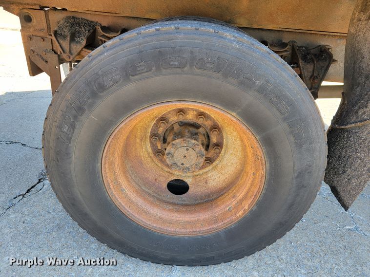 image for item JL9626 2000 International 4900  dump truck