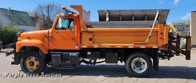 image for item JL9628 2000 International 2554  dump truck