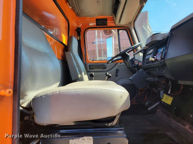 image for item JL9628 2000 International 2554  dump truck