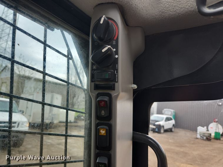 image for item JM9134 2018 Case TR270  tracked skid steer loader