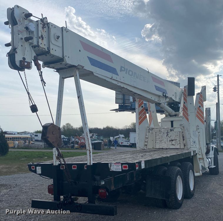 image for item JN9285 1998 Freightliner FL112  crane truck