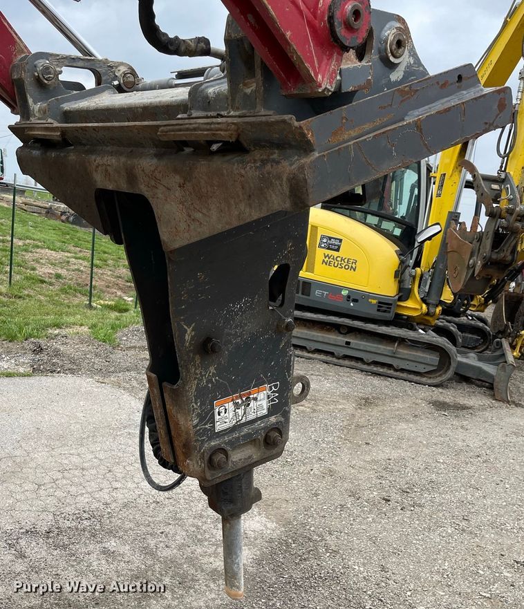 image for item JR9843 Husky HH500  skid steer breaker