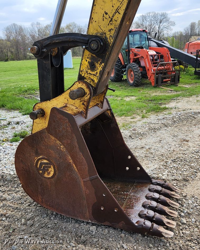 image for item KE9739 2005 Kobelco SK135SRLC-1E  excavator