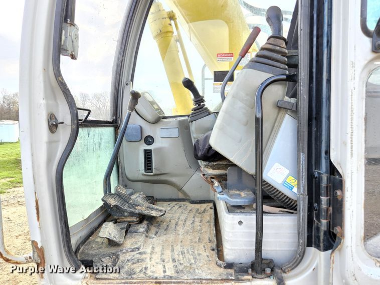 image for item KE9739 2005 Kobelco SK135SRLC-1E  excavator
