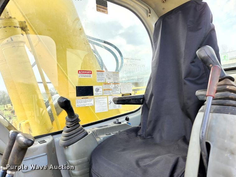 image for item KE9739 2005 Kobelco SK135SRLC-1E  excavator