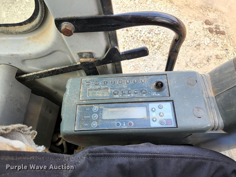 image for item KE9739 2005 Kobelco SK135SRLC-1E  excavator