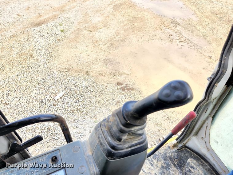 image for item KE9739 2005 Kobelco SK135SRLC-1E  excavator