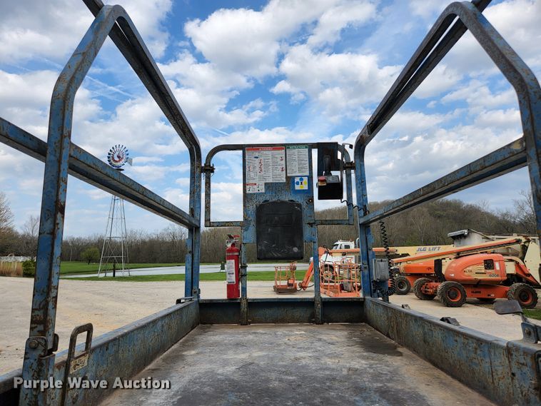 image for item KE9746 2014 Genie GS-3246  scissor lift